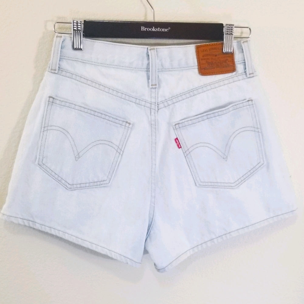 High rise, light wash denim Levi shorts 27